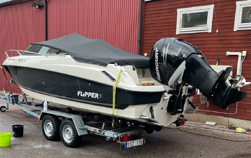 Flipper 670 DC med 250 Hk Mercury Verado stulen på trailer i Örebro. Båten är importerad från Finland med registrering H73495 på styrbordssida.